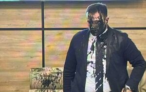 Член комісії від ЄНР облив голову ЦВК чорною фарбою