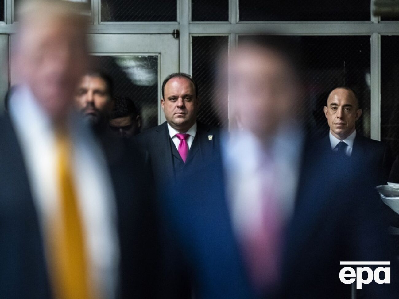 Эпштейн предложил свою кандидатуру Трампу во время полета на встречу с Байденом, сообщили источники