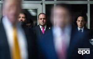 Эпштейн предложил свою кандидатуру Трампу во время полета на встречу с Байденом, сообщили источники