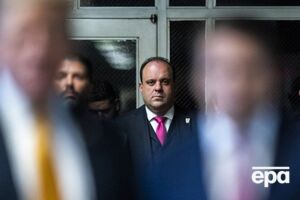 Эпштейн предложил свою кандидатуру Трампу во время полета на встречу с Байденом, сообщили источники