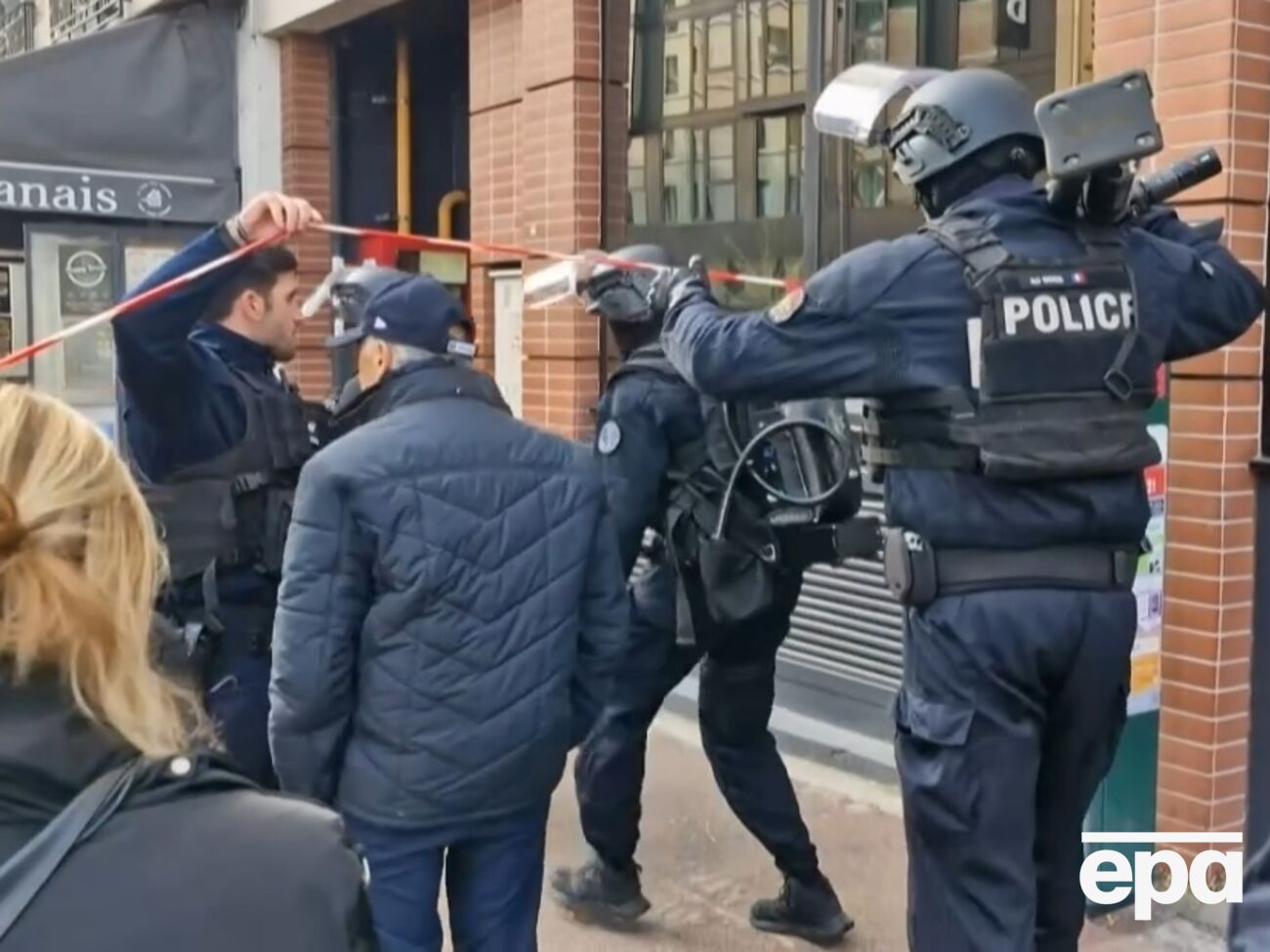 ЗМІ пишуть, що чоловік із ножем відомий поліції