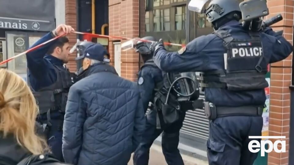 ЗМІ пишуть, що чоловік із ножем відомий поліції