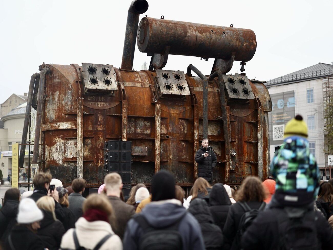 Сергій Жадан: Цей об'єкт – трансформатор на ім'я Орест, важить 40 тонн. У нормальних умовах він здатен забезпечити теплом і світлом сотні тисяч людей