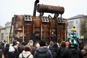 Сергій Жадан: Цей об'єкт – трансформатор на ім'я Орест, важить 40 тонн. У нормальних умовах він здатен забезпечити теплом і світлом сотні тисяч людей