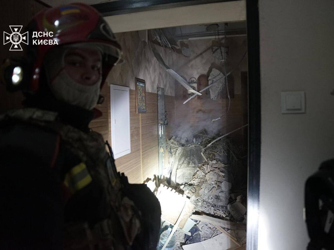 В Киеве в результате падения обломков получил повреждения жилой дом