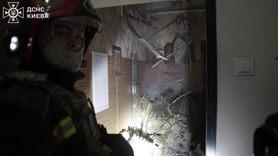 В Киеве в результате падения обломков получил повреждения жилой дом