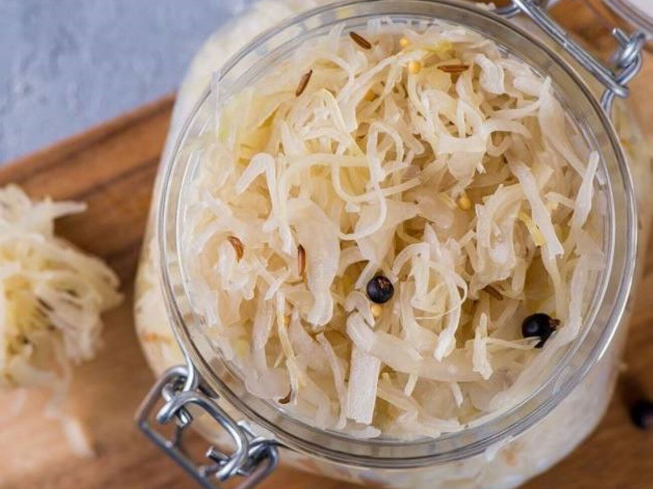 Чтобы разнообразить вкус, добавьте в капусту в начале квашения сухие или свежие травы, зерна укропа, можжевельник, клюкву, имбирь или чеснок