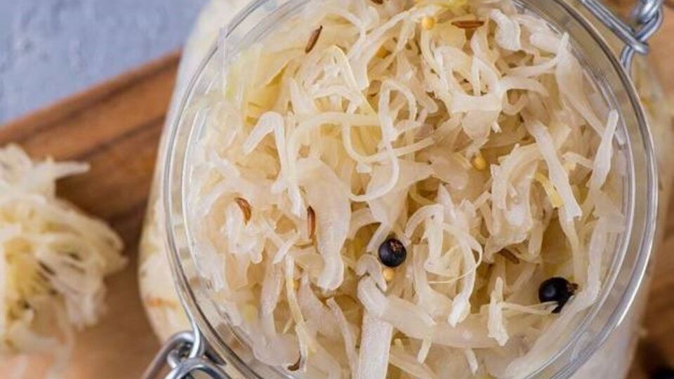 Чтобы разнообразить вкус, добавьте в капусту в начале квашения сухие или свежие травы, зерна укропа, можжевельник, клюкву, имбирь или чеснок