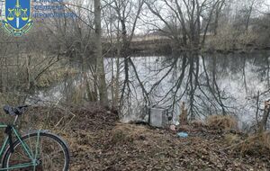 В результате российской атаки в Сумской области погиб 73-летний мужчина, который рыбачил на озере, рассказали в прокуратуре