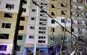 Окупанти поцілили в дев'ятиповерховий будинок