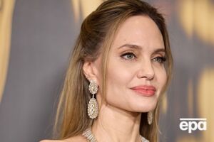 В браке с Питтом Джоли родила троих детей