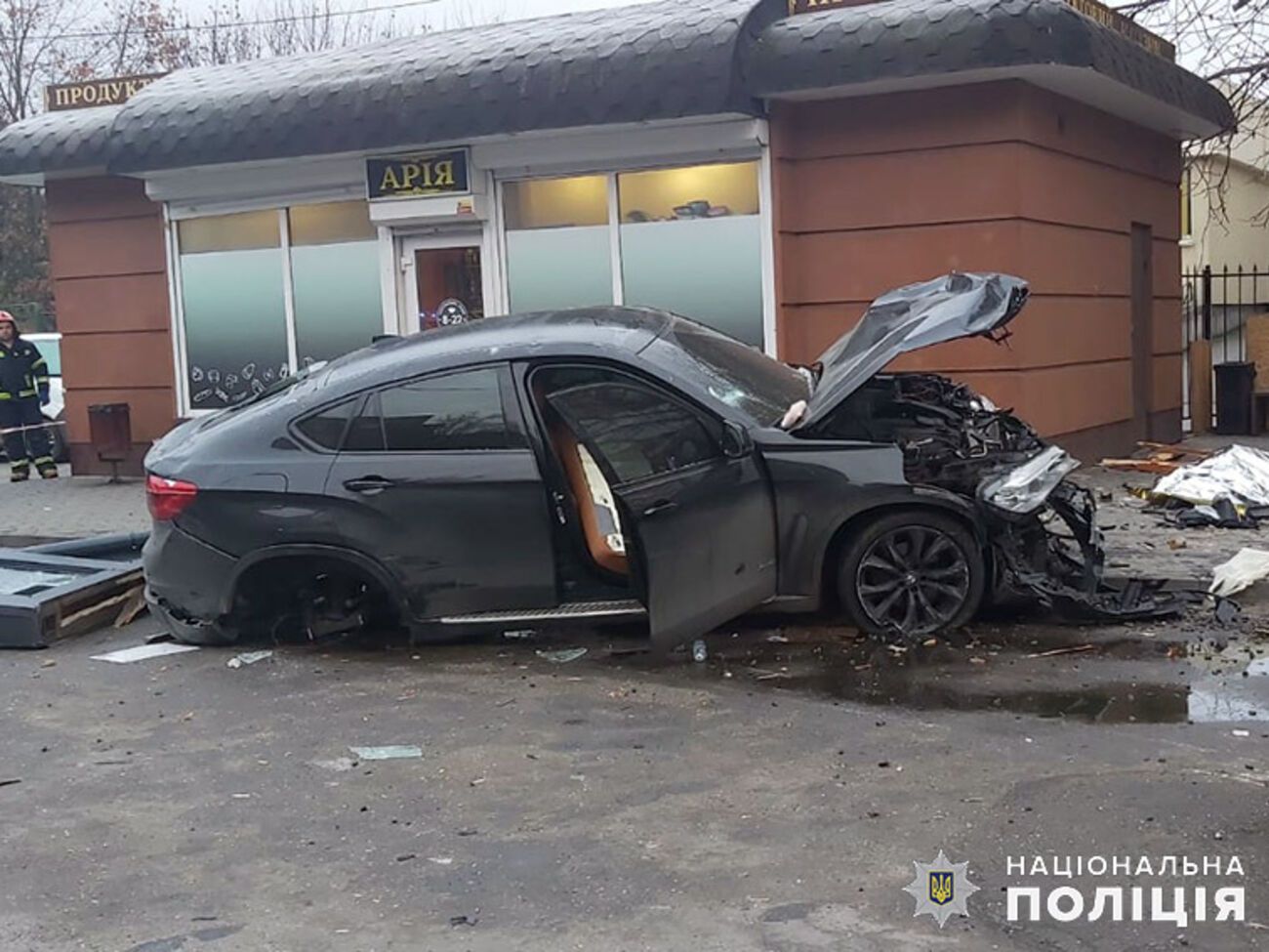 У Хмельницькому BMW в'їхав у зупинку