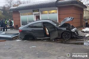 У Хмельницькому BMW в'їхав у зупинку
