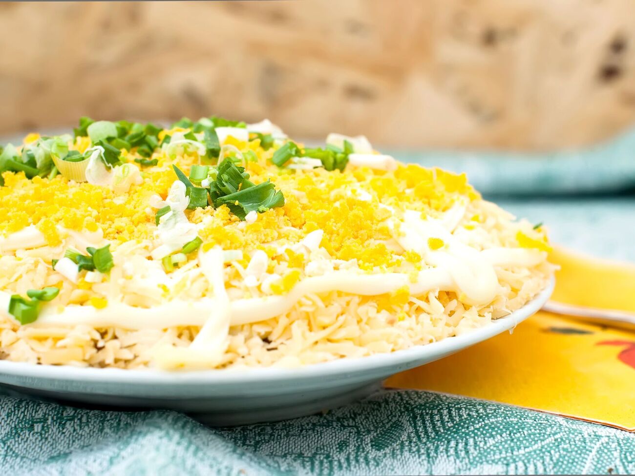 Салат викладають шарами