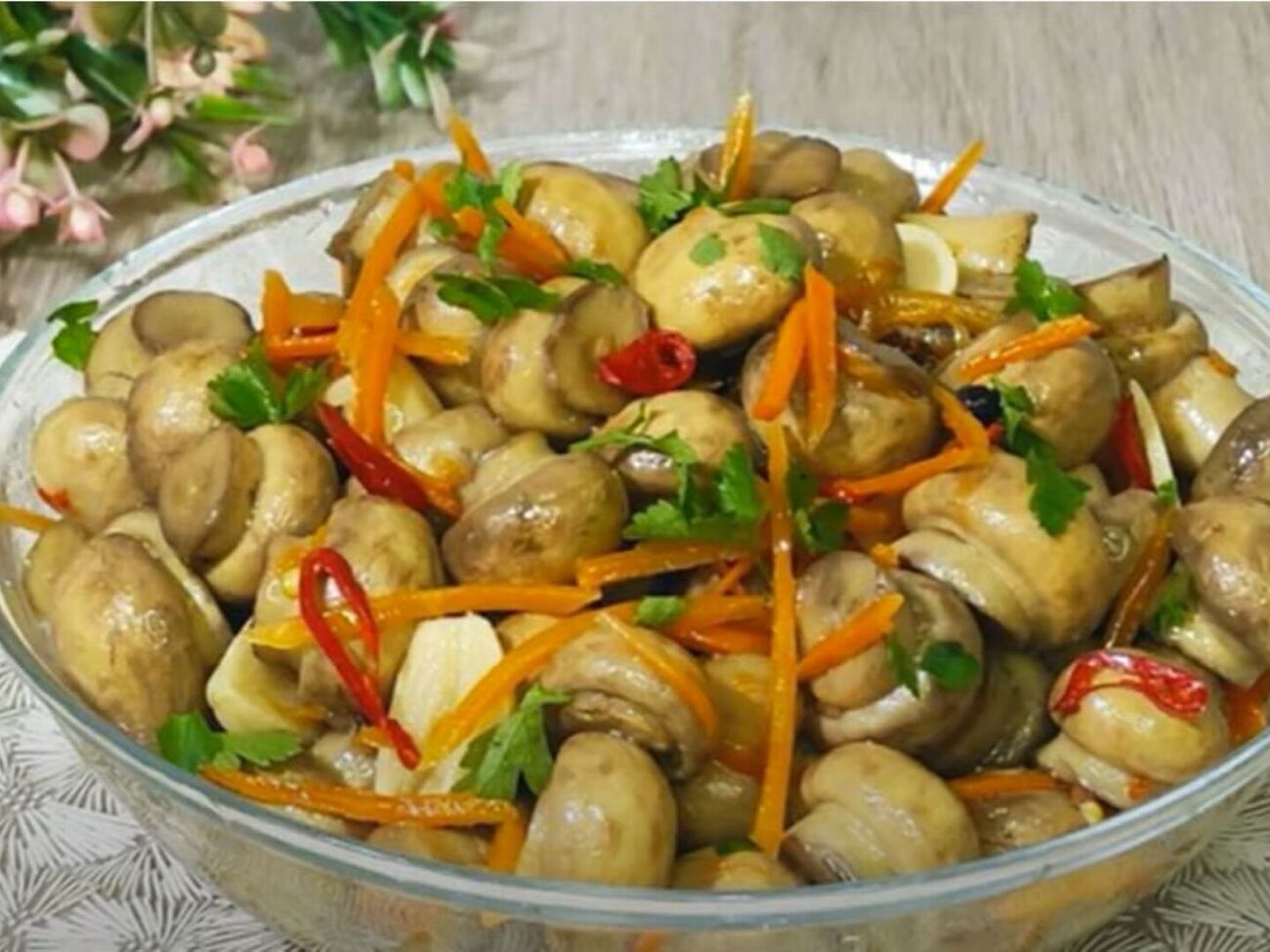 Перед подачей маринованные грибы украсьте свежей зеленью