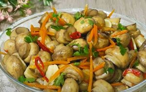 Перед подачей маринованные грибы украсьте свежей зеленью