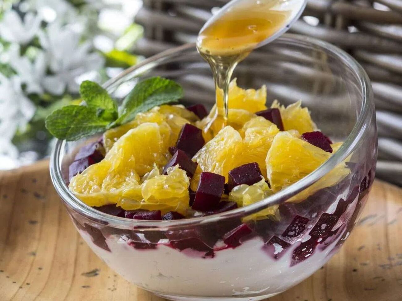 Викладіть інгредієнти шарами в широкі порційні стаканчики, чергуючи сир, буряк та апельсин