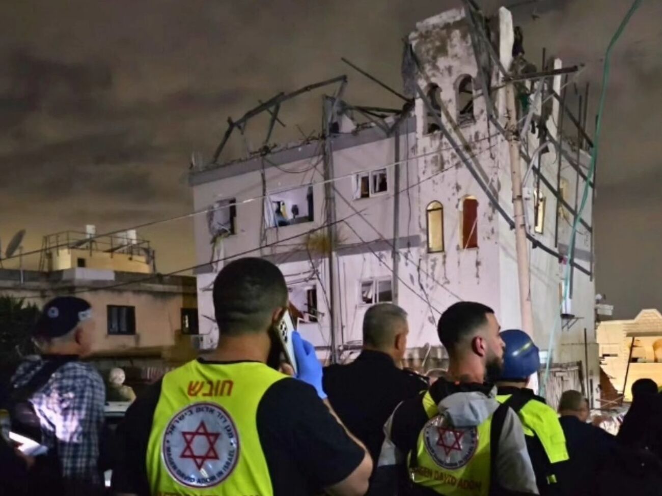 Одна з ракет влучила у триповерхову будівлю