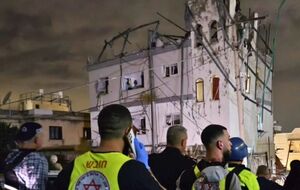 Одна з ракет влучила у триповерхову будівлю