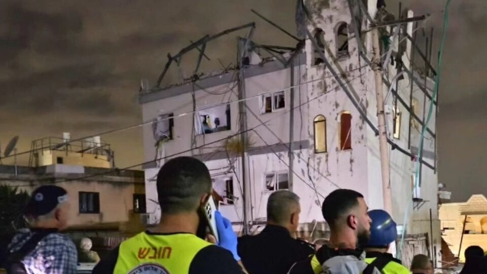 Одна з ракет влучила у триповерхову будівлю