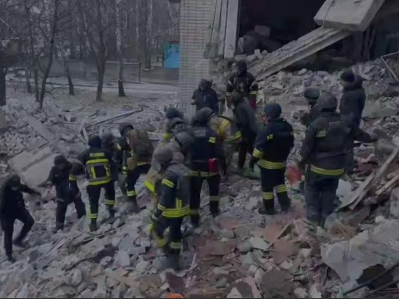 На месте разрушений продолжаются поисковые работы