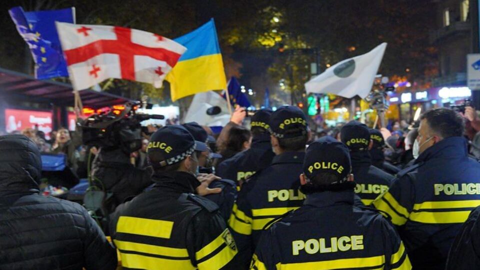 Поліція знесла намети й затримала частину активістів