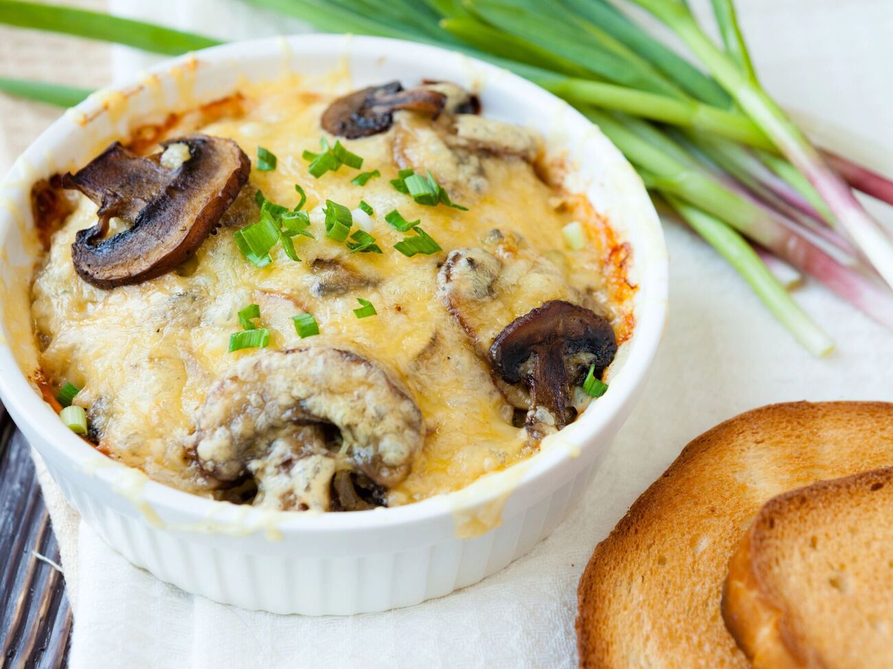 Якщо перед готуванням присипати овочі борошном, жульєн буде густішим