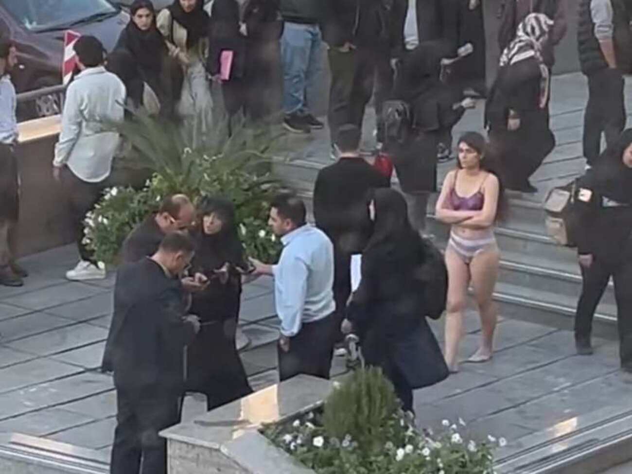 Иранские власти назвали "больной" студентку, раздевшуюся на территории университета