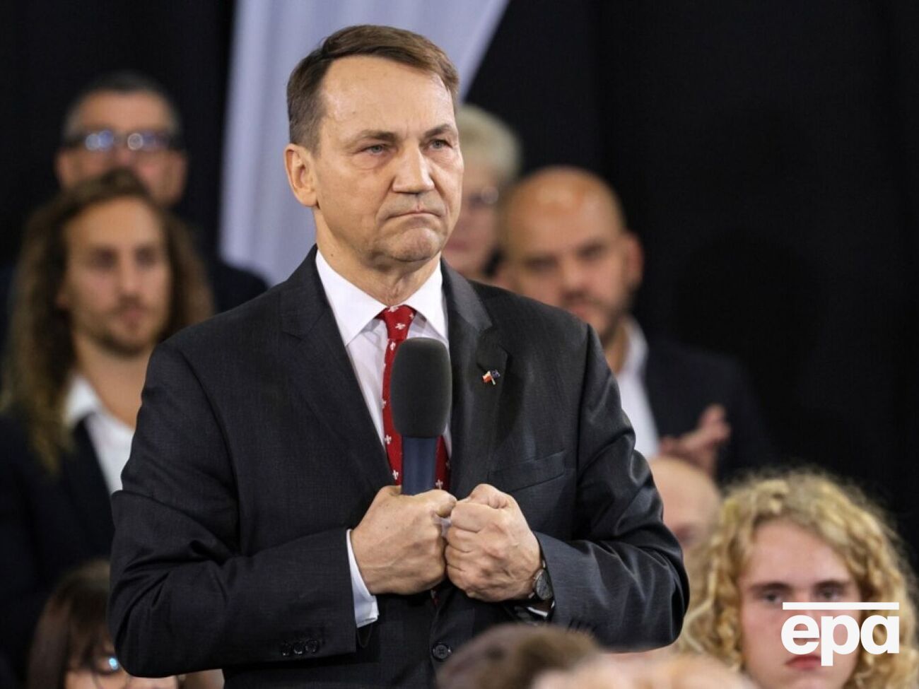 Предложение по "оборонному кредиту" для закупки вооружения вынесло правительство Польши, отметил Сикорский