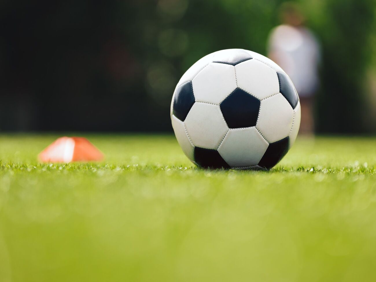 37-річний чоловік заявив, що 1999 року тренер у футбольному гуртку розбещував його. Також поліція дізналася про ще один схожий інцидент 2018 року