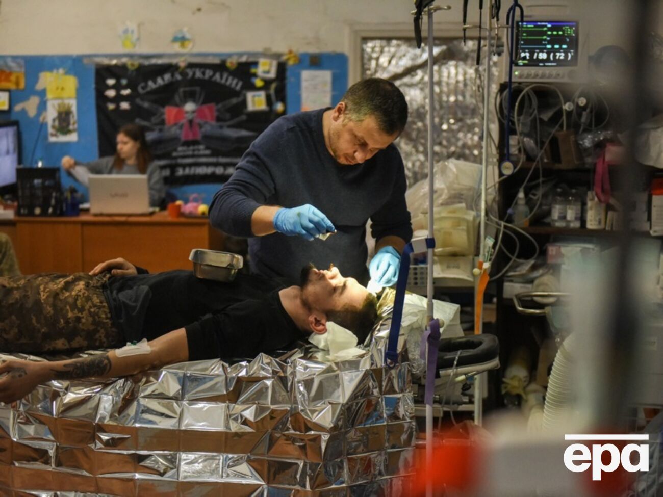 Лікарів військових госпіталів скеровуватимуть у відрядження в зону бойових дій, вони працюватимуть у стабпунктах, заявили у Генштабі. На фото – військовий медик надає допомогу солдату у стабпункті 72-ї бригади, 2023 рік