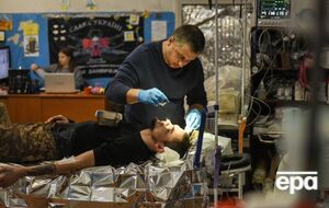 Врачей военных госпиталей будут отправлять в командировку в зону боевых действий, они будут работать в стабпунктах, заявили в Генштабе. На фото – военный медик оказывает помощь солдату в стабпункте 72-й бригады, 2023 год