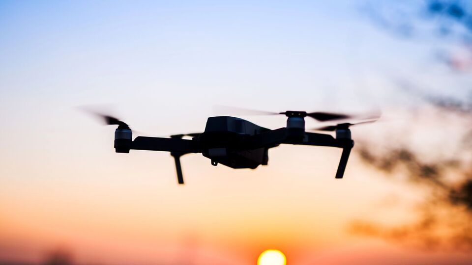 Через російську атаку БПЛА на автомобіль у Харківській області постраждало двоє чоловіків, зазначили в ОВА