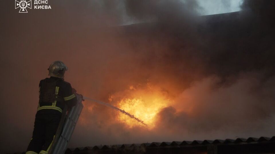 В Печерском районе горела крыша жилого дома