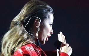 В законе отмечается, что в случае лишения государственной награды лицо теряет все предусмотренные для него права и льготы