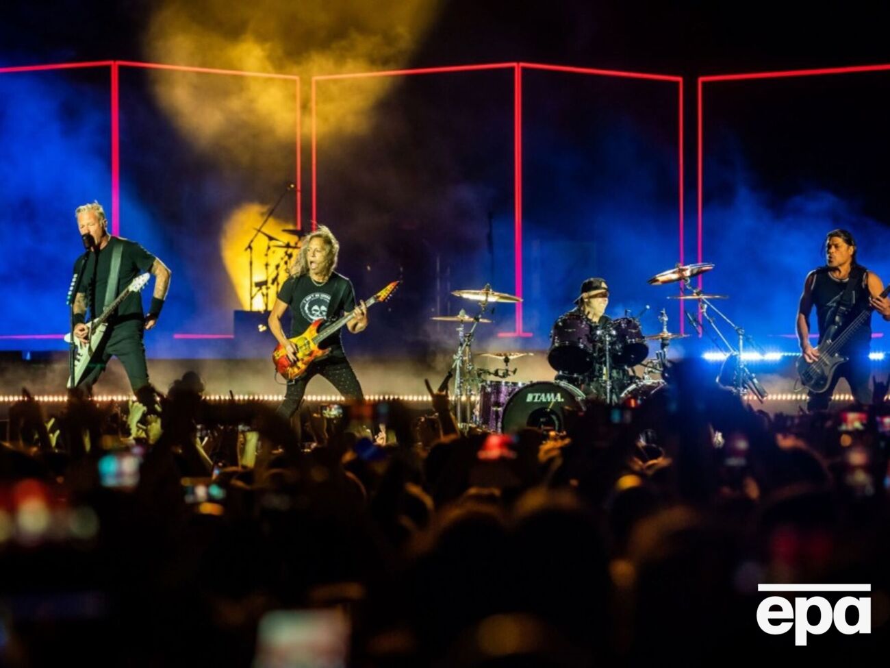 Гурт Metallica послідовно підтримує Україну