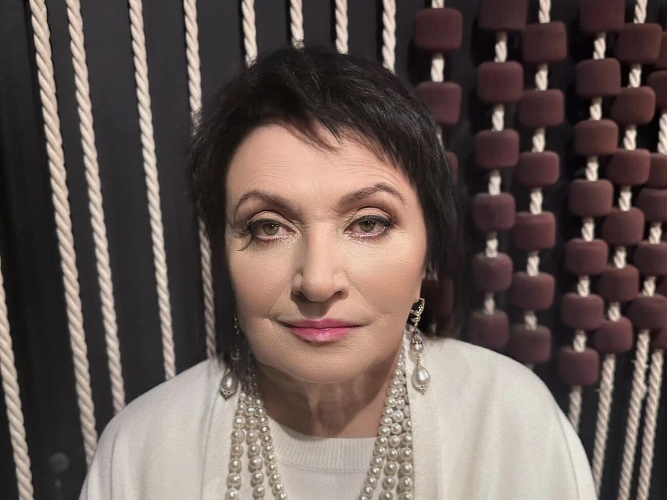 Дружина Мозгового – власниця волосся темного кольору