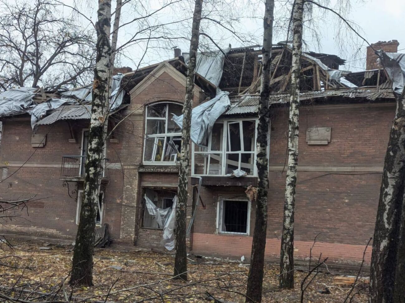 За даними ОВА, пошкоджено 10 будинків