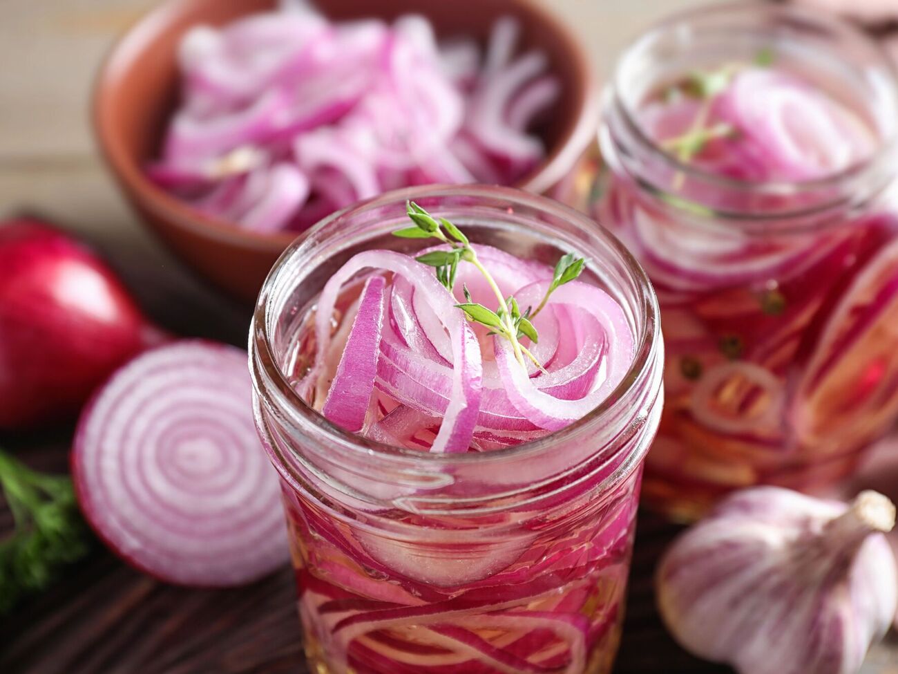 Маринованный лук улучшит вкус и рыбных, и мясных блюд