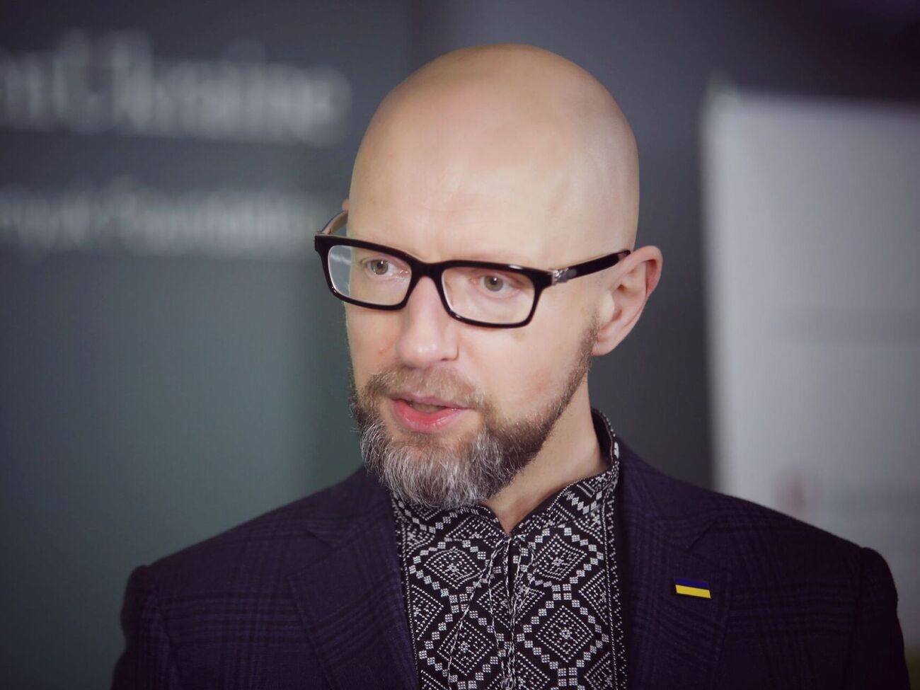 Яценюк: Мама тримається, сподівається й вірить