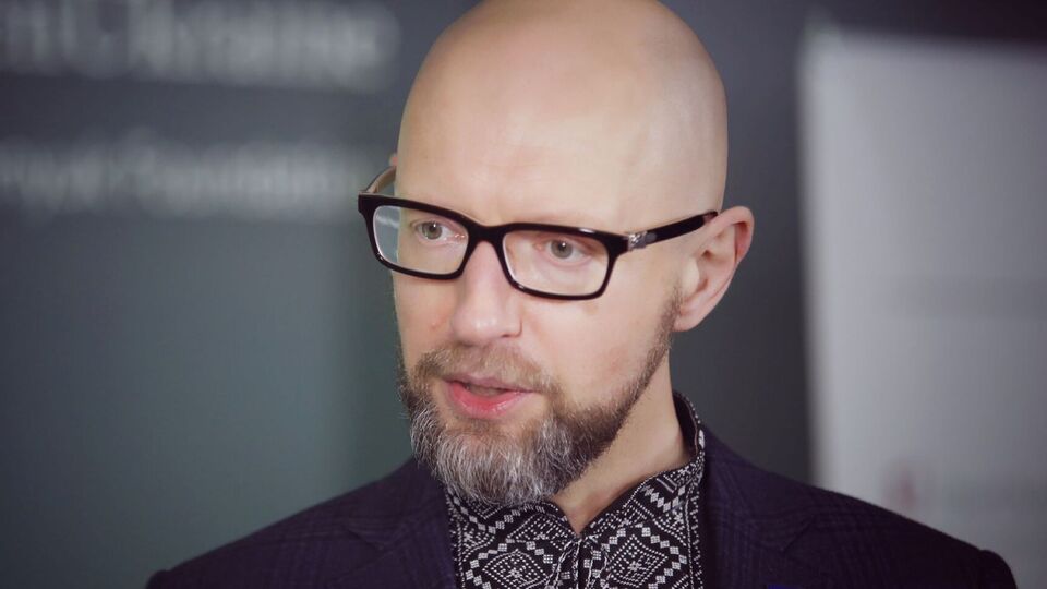 Яценюк: Мама тримається, сподівається й вірить