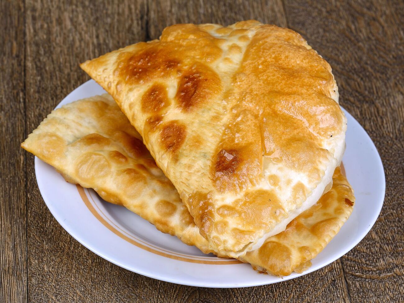 Готові чебуреки викладіть на паперовий рушник