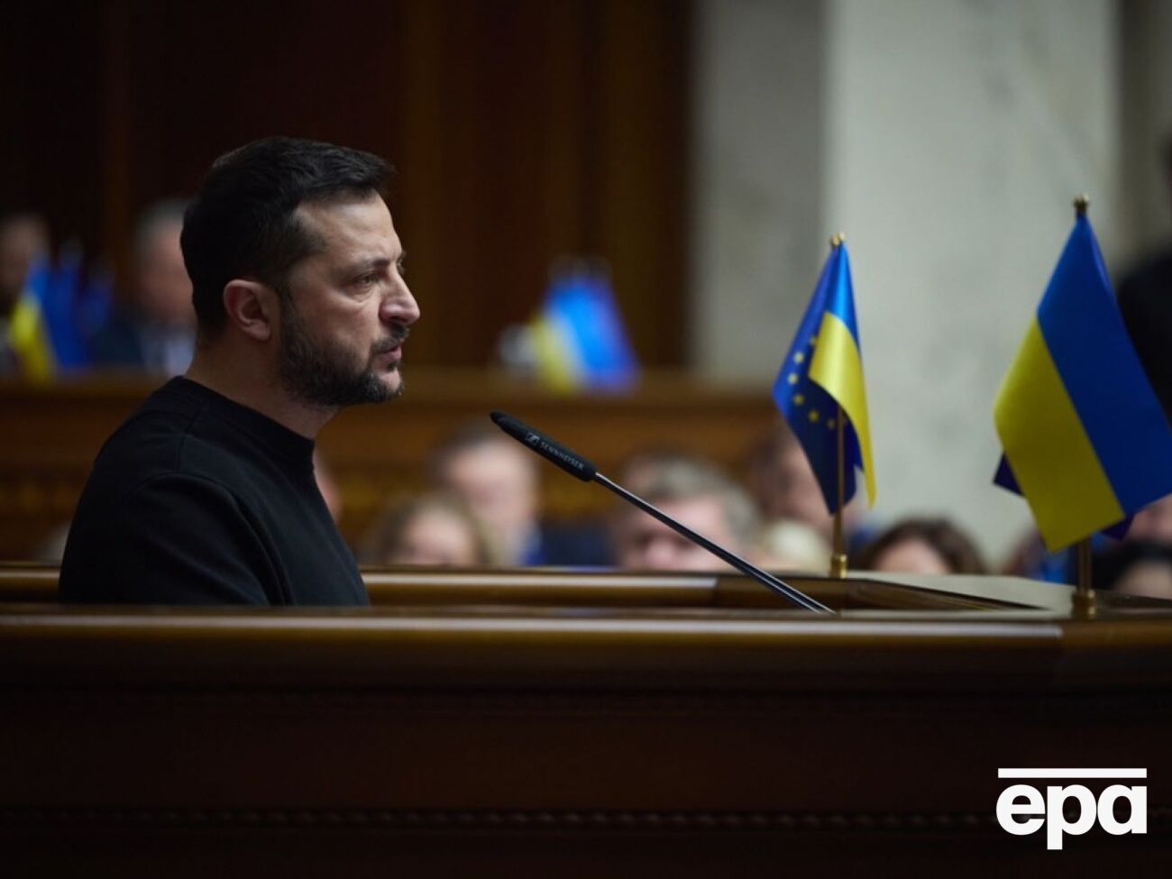 Государство, производства, посольства – все должны работать одинаково, подчеркнул президент