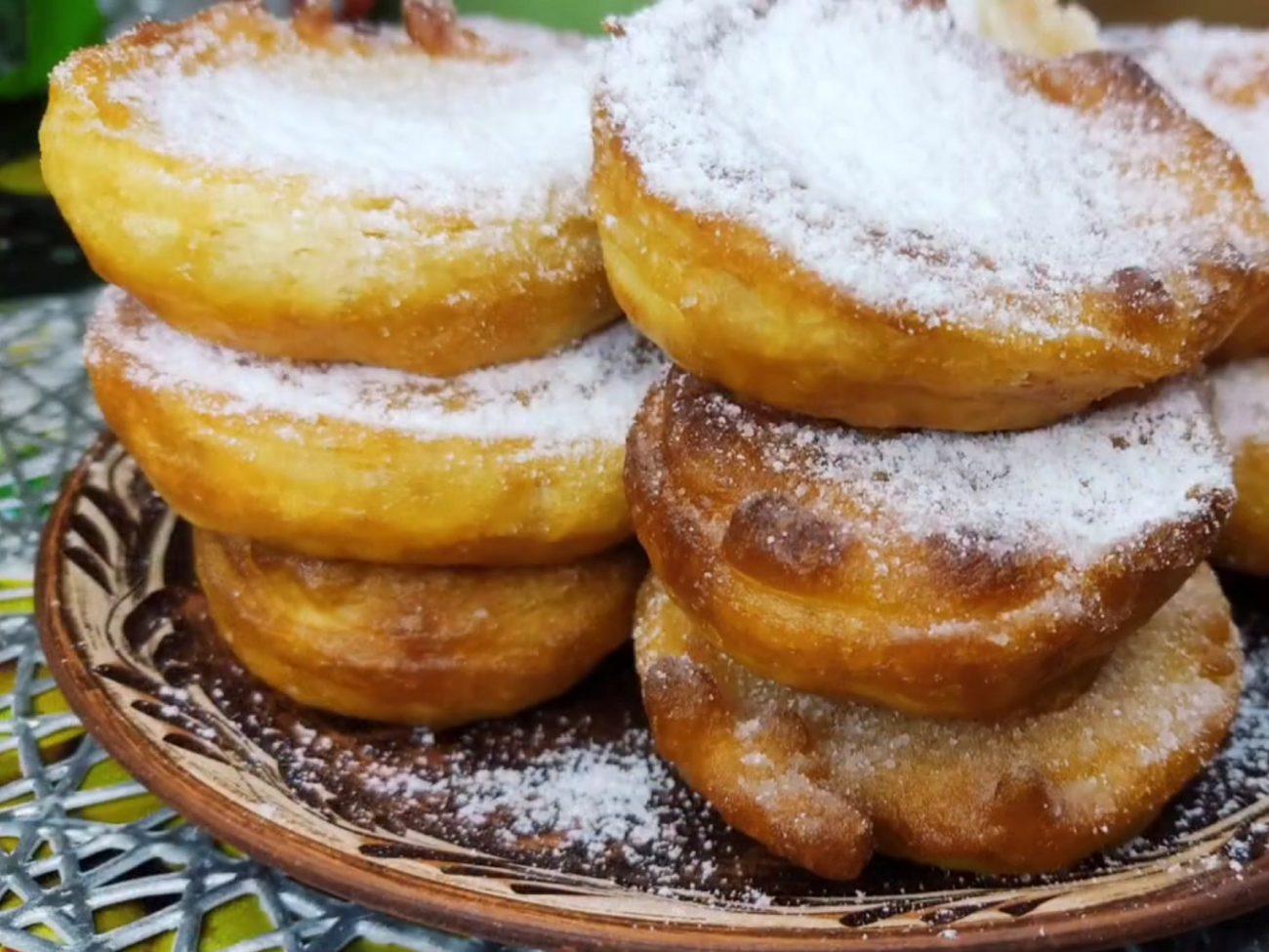 Готові оладки посипте цукровою пудрою