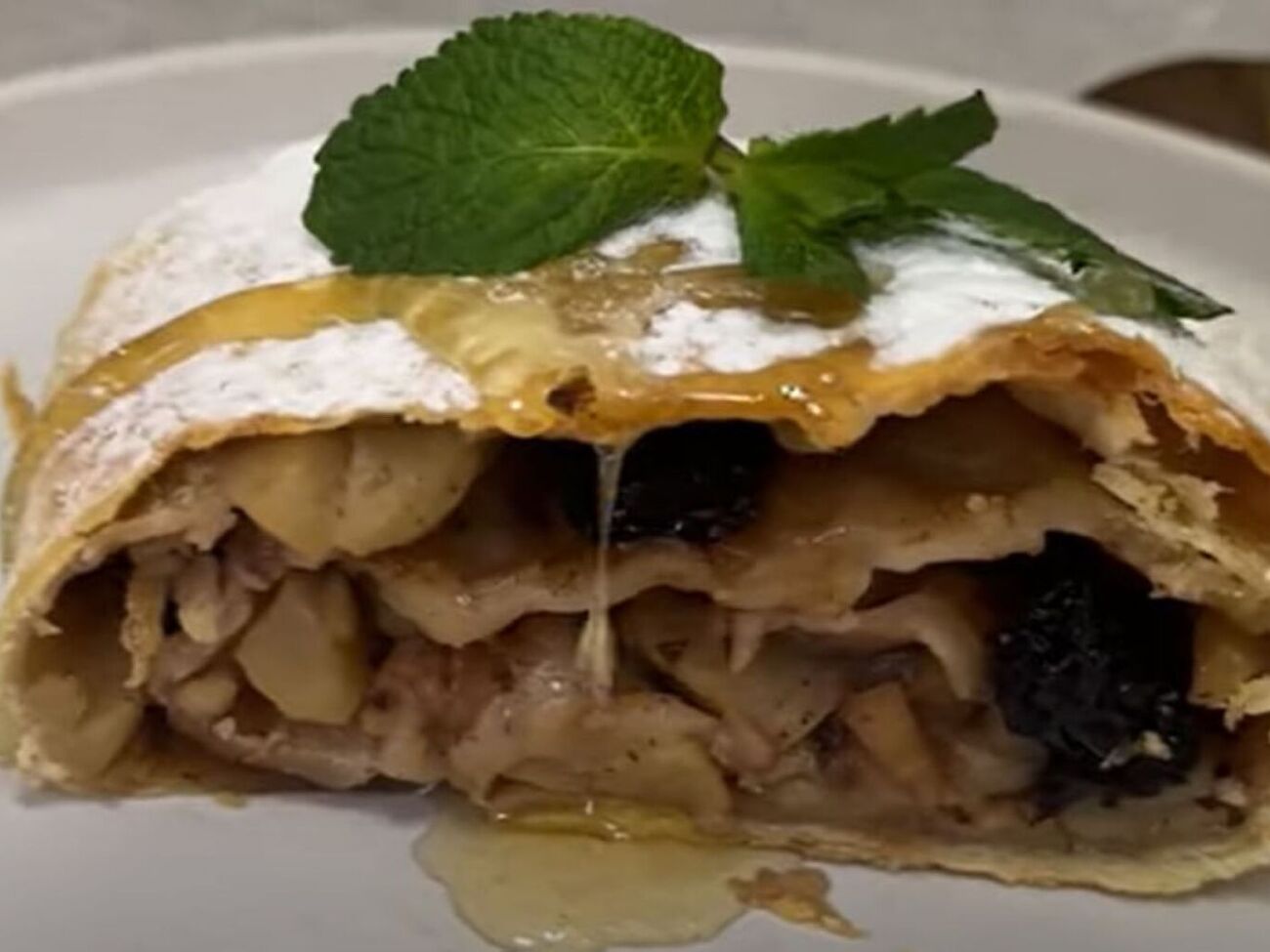 Выпекайте штрудель около 60 минут при 180 °С