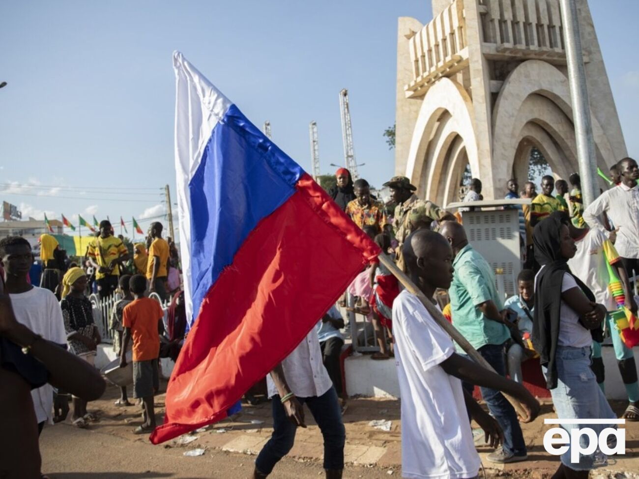 В учебных видеороликах говорится, что интернет является полем геополитического противостояния, пишет издание