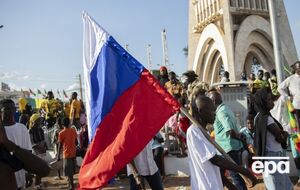 В учебных видеороликах говорится, что интернет является полем геополитического противостояния, пишет издание