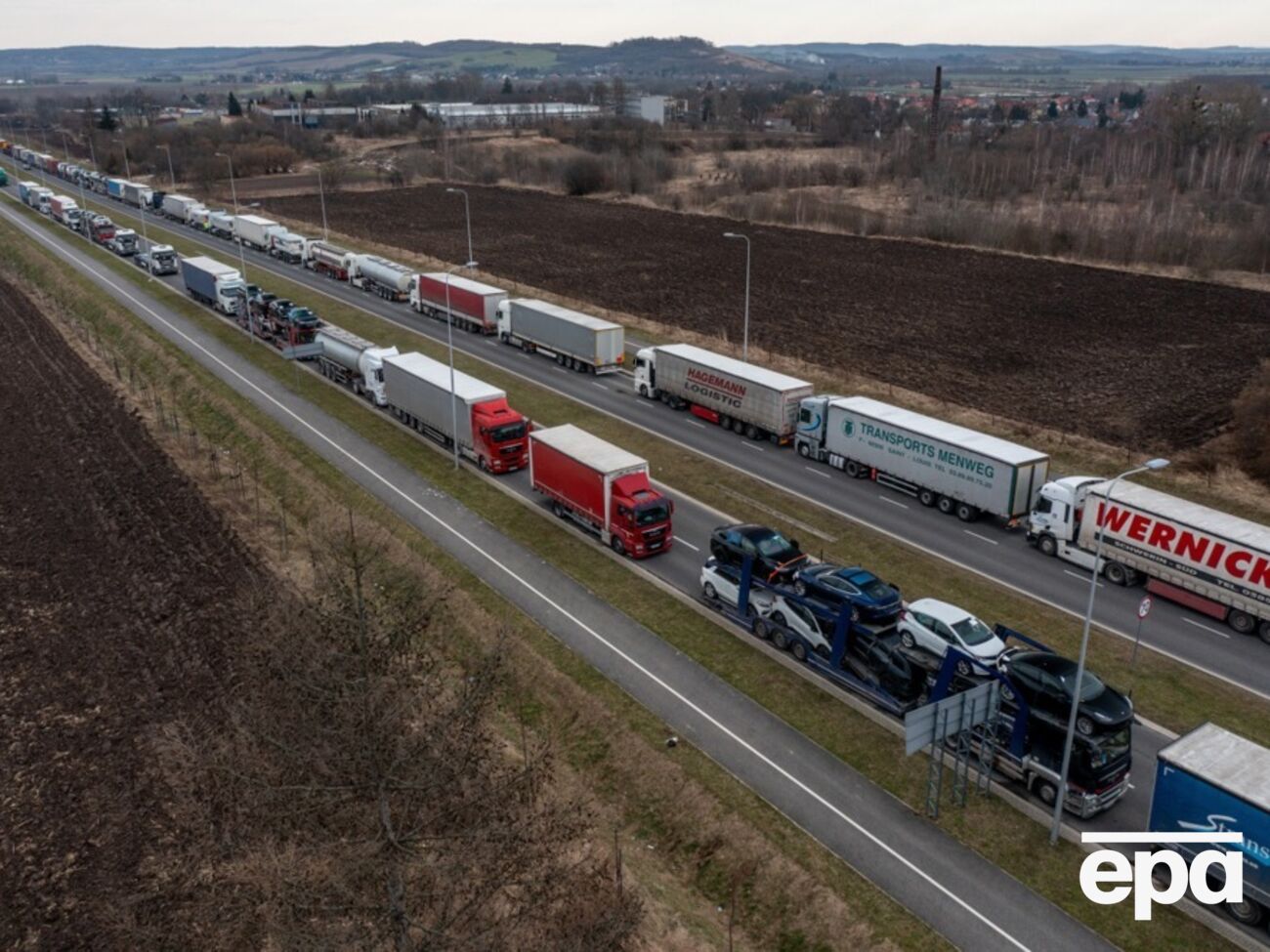 С польской стороны границы собралось 10 грузовиков, следующих в Украину, сообщили в ГПСУ