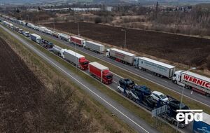 С польской стороны границы собралось 10 грузовиков, следующих в Украину, сообщили в ГПСУ