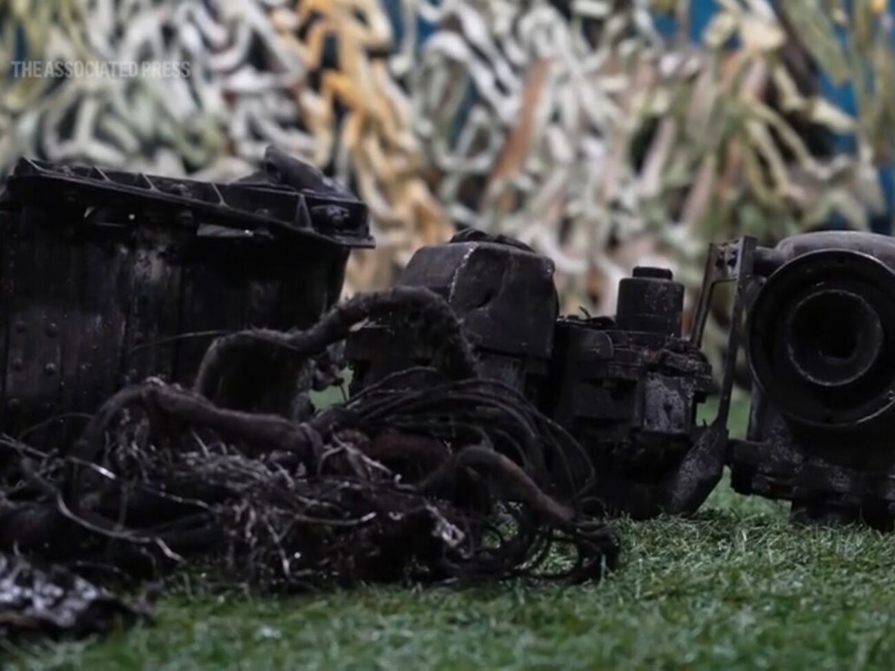 Размер обломка корпуса ракеты СМИ сравнивает с большой зимней шиной